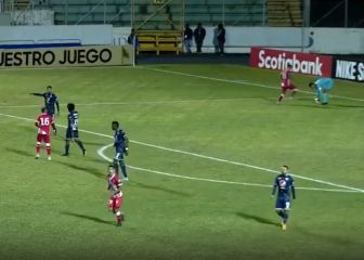 Nunca antes visto: ¡arquero regaló este gol y después quedó afuera por penales!