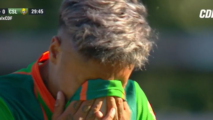 El jugador de Cobresal llegó a disputar un balón con el arquero Paulo Garcés y sacó la peor parte. Gaete intentó seguir, pero no pudo.
