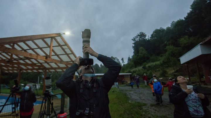 El evento del eclipse solar que se dio hoy y se pudo ver con mayor precisión en el sur de Chile, despertó el las dudas sobre las fotografías en este tipo de eventos.