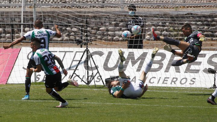 Palestino remonta y escala