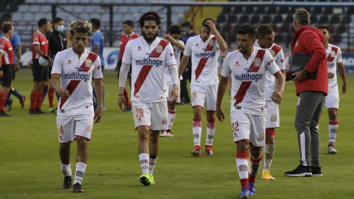 Luego del partido entre Huachipato y Curicó, el volante Carlos Espinosa se refirió a la situación que ha tenido que vivir el plantel en los últimos días.