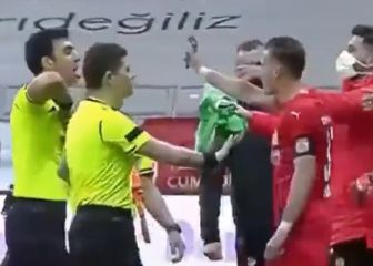 ¡Le mostró una repetición al árbitro en su celular, lo expulsaron y rompió todo!