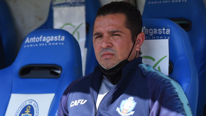 El técnico de Antofagasta se refirió a las decisiones de la terna arbitral en la derrota ante Colo Colo. Además dijo que apelarán la expulsión de Nieto.