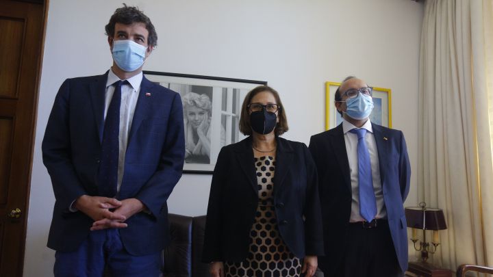 Sigue el minuto a minuto en vivo online con toda la información del coronavirus, la vacuna en Chile, la nueva cepa encontrada y las nuevas comunas en cuarentena.