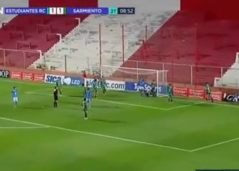 ¡Ni el relator lo cree! Un futbolista argentino se cayó al foso durante un partido