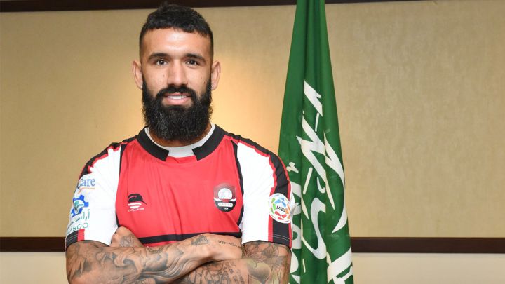 Ronnie Fernández hace oficial su vuelta al fútbol árabe
