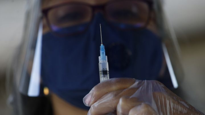 Coronavirus Chile: ¿podría convertirse el carnet de vacunación en un requisito para viajar?