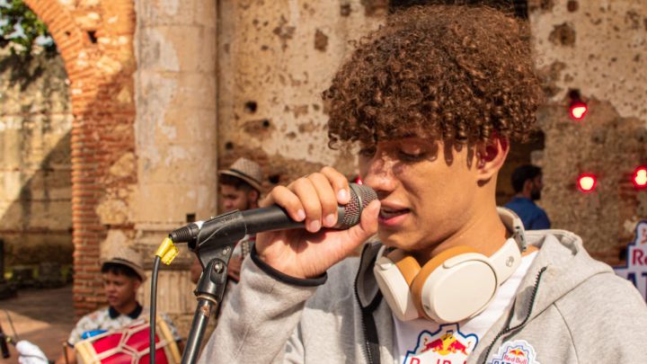 Éxodo Lirical, el campeón vigente de Batalla en República Dominicana es el encargado de inaugurar el formato que mezcla improvisación y música.