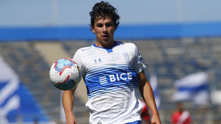 Gonzalo Tapia y Branco Ampuero debieron ser sustitudos por Gustavo Poyet debido a lesiones musculares en el primer tiempo del partido.