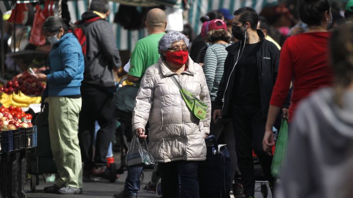 Curva y mapa de casos, contagios y muertes por región en Chile, hoy, domingo 4 de abril