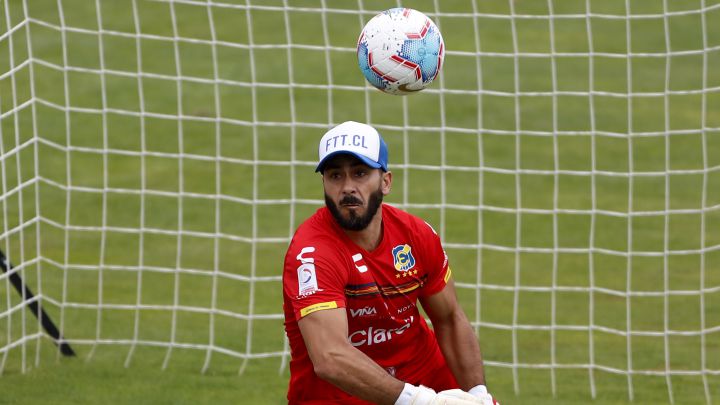 Johnny Herrera se retira del fútbol profesional a los 39 años
