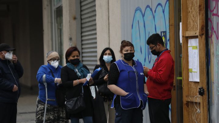 Curva y mapa de casos, contagios y muertes por región en Chile, hoy, domingo 18 de abril