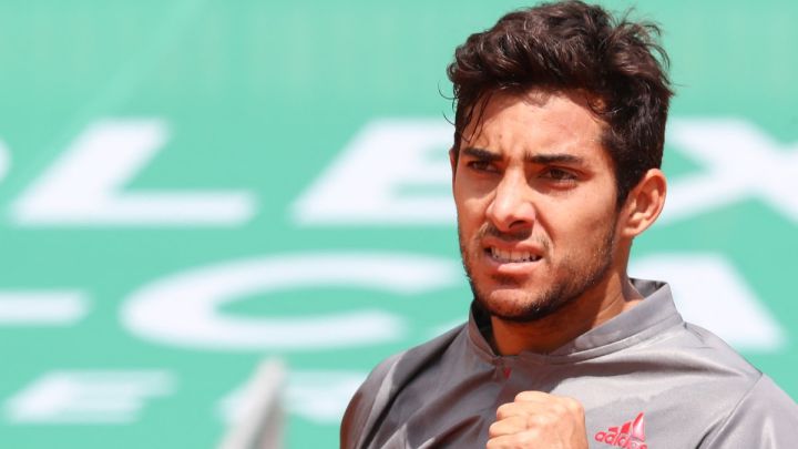 El tenista nacional avanzó a la tercera ronda del ATP 250 de Estoril, luego de que el francés tuviera que abandonar antes del encuentro por lesión muscular.
