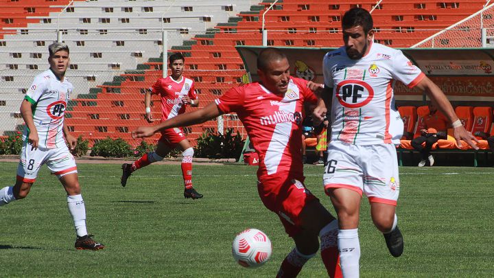Cobresal logra un triunfo vital ante Curicó y complica a Palermo
