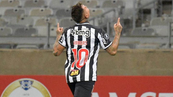 El chileno ingresó en los minutos finales del duelo entre Atlético Mineiro ante Cerro Porteño por Copa Libertadores, y selló la goleada con una gran anotación.