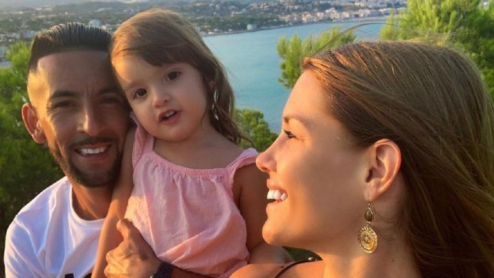 La española publicó en sus redes sociales una foto junto al 'Huaso' y su hija, para explicar que la relación se acabó.