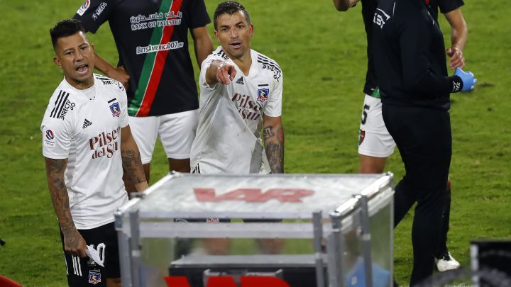Quedaban menos de diez minutos para el término del partido, cuando Costa y Suárez saltaron a disputar un balón. El juez desestimó penal y siguió con el juego.
