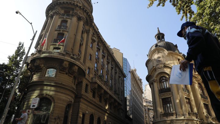 Los motivos que provocaron la mayor caída de la Bolsa de Santiago en más de un año