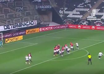 Araos está de vuelta: su tiro libre que pudo ser golazo