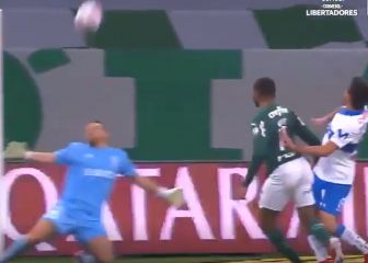 Las 2 impresionantes atajadas de Pérez ante Palmeiras: ¡con la cara y con el pecho!