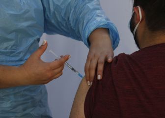 Dosis de refuerzo de vacunación COVID: a quién le corresponde la tercera dosis y qué vacunas se ponen