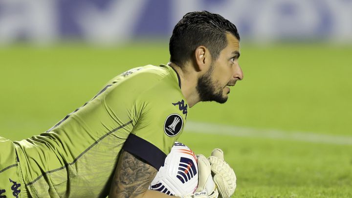 El portero chileno que podría suceder a Arias en Racing