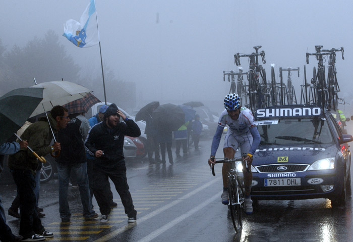 Mosquera decide la carrera bajo el frío y una fuerte lluvia