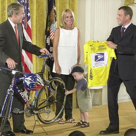 La exmujer de Armstrong y Sheryl Crow, testigos La exmujer de Armstrong y Sheryl Crow, testigos