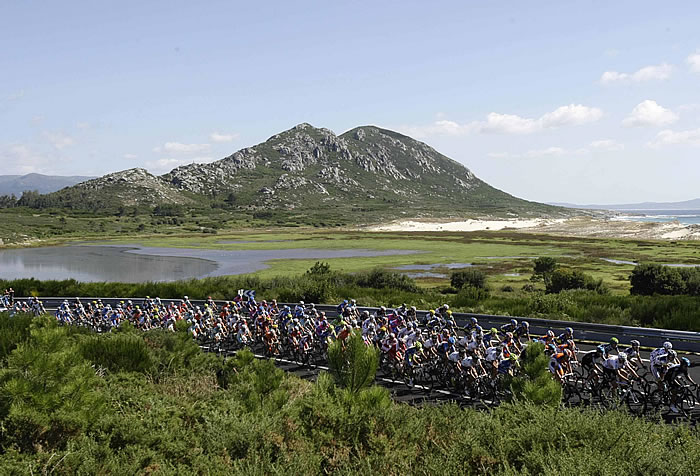 UCI convoca una cumbre para salvar el ciclismo