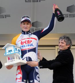 Greipel es el primer líder y Andy Schleck tuvo que abandonar Greipel es el primer líder y Andy Schleck tuvo que abandonar
