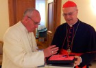 El Papa Francisco bendice la 'maglia' rosa del Giro 2013