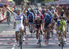 Degenkolb se estrena en el Giro por el caos del kilómetro final