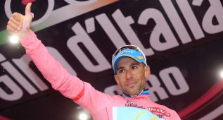 Nibali conquista su primer Giro bajo la nieve y a lo campeón