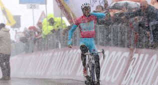 Nibali conquista su primer Giro bajo la nieve y a lo campeón