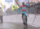 Nibali conquista su primer Giro bajo la nieve y a lo campeón