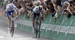 El francés Arnaud Demare bate a Goss y a Farrar en el esprint