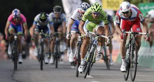 Kristoff sorprende y bate a Peter Sagan en el repecho final