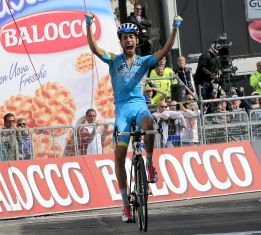 De escudero de Nibali a líder debido a la caída de Scarponi