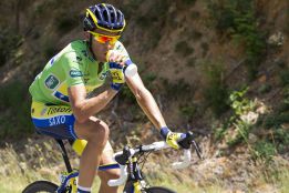 Alberto Contador le da un buen susto a Chris Froome
