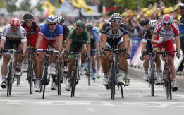 Kittel sumó su tercer triunfo y Froome rodó por los suelos