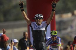 Cancellara desplaza de su terreno a Valverde y Sagan