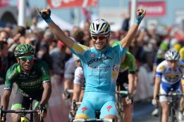 Andrea Guardini, Astana, gana el esprint y es el primer líder