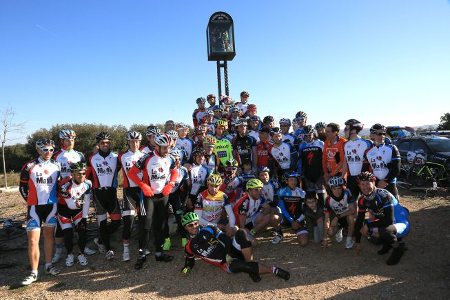 Contador participa en una ofrenda por los ciclistas muertos