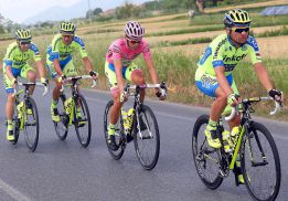 Caída de Contador en el sprint final: venció André Greipel