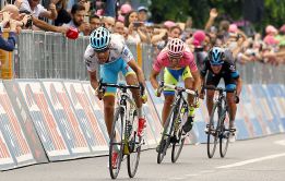 Tiralongo gana para Astana y Fabio Aru recorta 1" a Contador