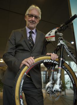 El presidente de la UCI anuncia un plan contra los motores