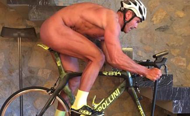 Critican a Cipollini por circular sin casco y él responde así...