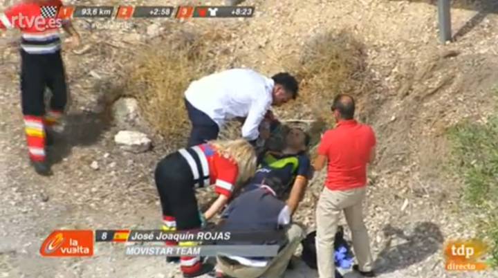 Compañero de Nairo evacuado en ambulancia tras sufrir caída
