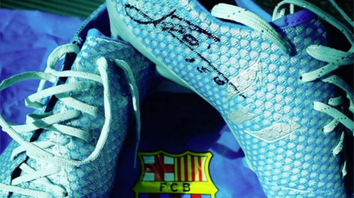 Froome agradece a Messi el regalo de unas botas firmadas