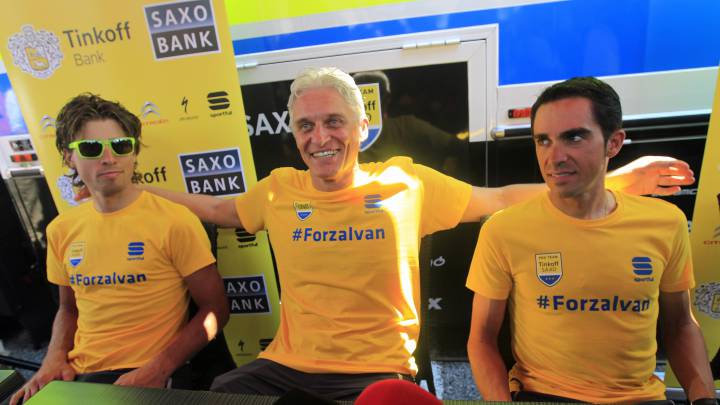 Oleg Tinkov posa en una imagen de archivo con Peter Sagan y Alberto Contador, dos de sus ciclistas estrella durante su etapa en el equipo Tinkoff.